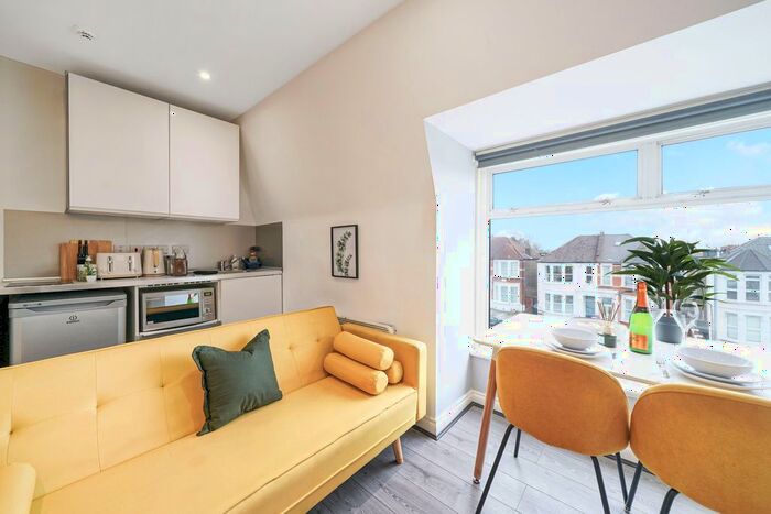 Studio To Rent In Green Lanes, London, N8