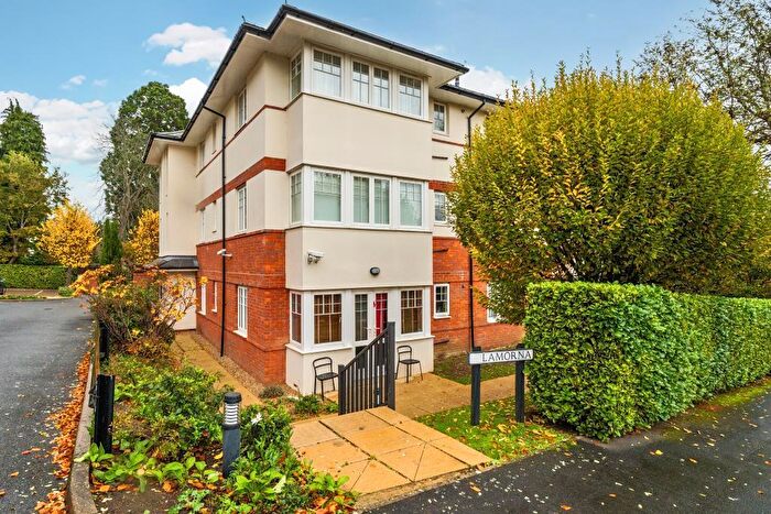 2 Bedroom Flat For Sale In Woking, Surrey, GU22