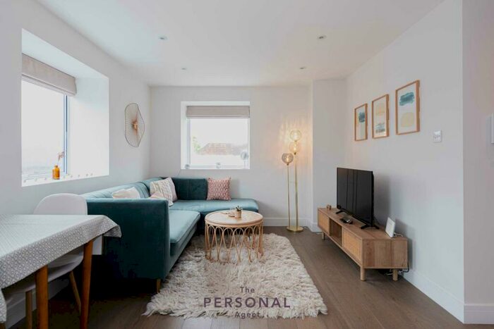 1 Bedroom Flat To Rent In East Street, Epsom, KT17