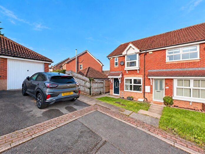 2 Bedroom Town House For Sale In Longroyd, Thackley, Bradford, BD10