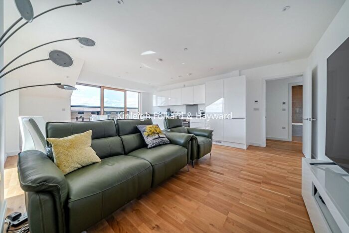 2 Bedroom Flat To Rent In St Marks Square, Bromley, Kent, BR2