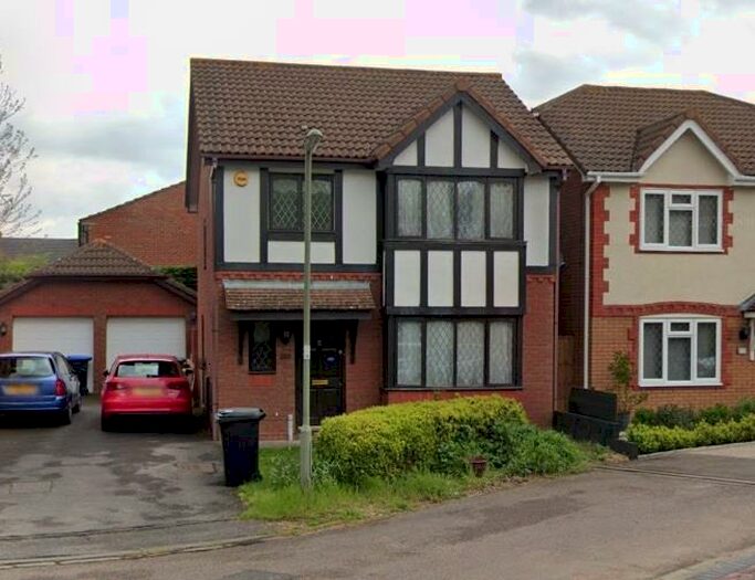 3 Bedroom Detached House To Rent In Alexandra Gardens, GU21