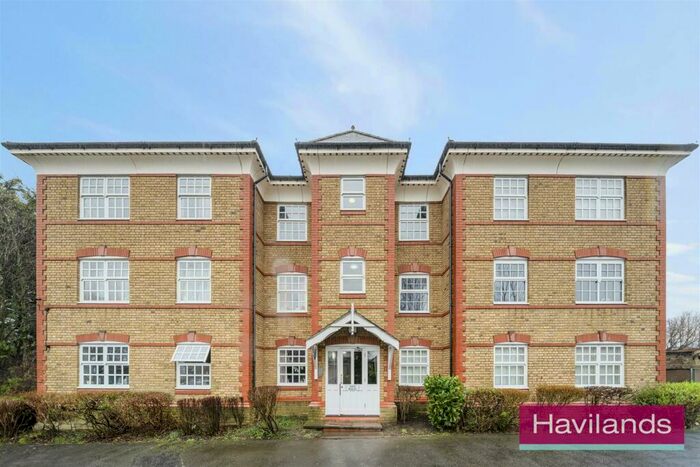 2 Bedroom Flat To Rent In Sydenham Avenue, London, N21