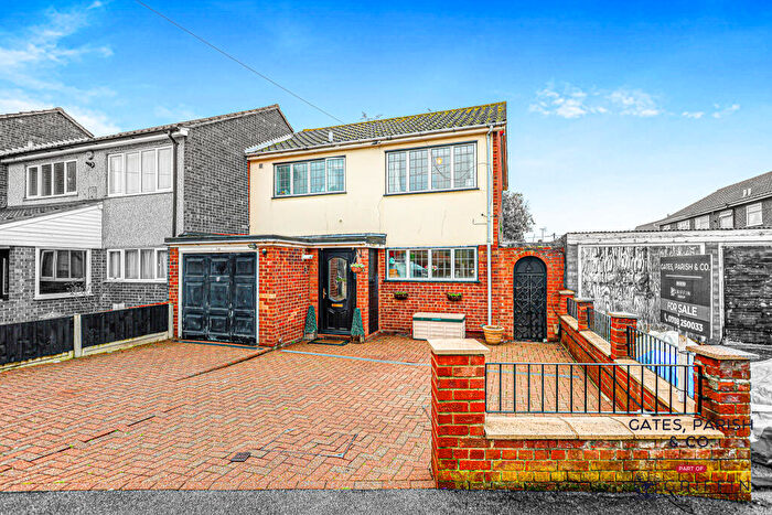 3 Bedroom Semi-Detached House For Sale In Roding Way, Rainham, RM13