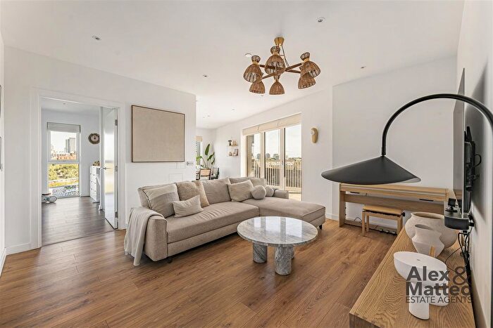 2 Bedroom Flat To Rent In Dockley Road, London, Bermondsey, SE16