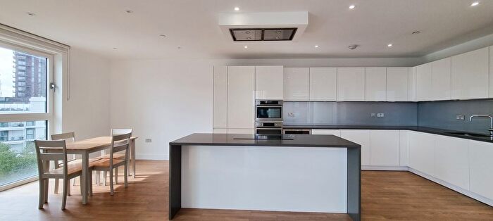 3 Bedroom Flat To Rent In Wandsworth Road, London, SW8