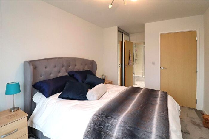 2 Bedroom Flat For Sale In Guildford Road, Woking, Surrey, GU22