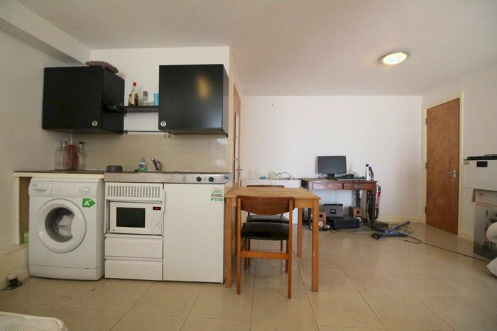 Studio To Rent In Clarence Mews, London, E5