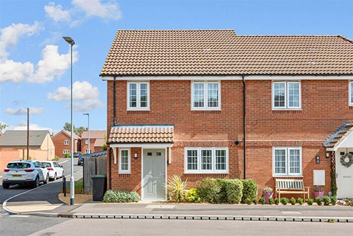 3 Bedroom Semi Detached House For Sale In Drovers Lane, Stotfold, Hitchin, SG5