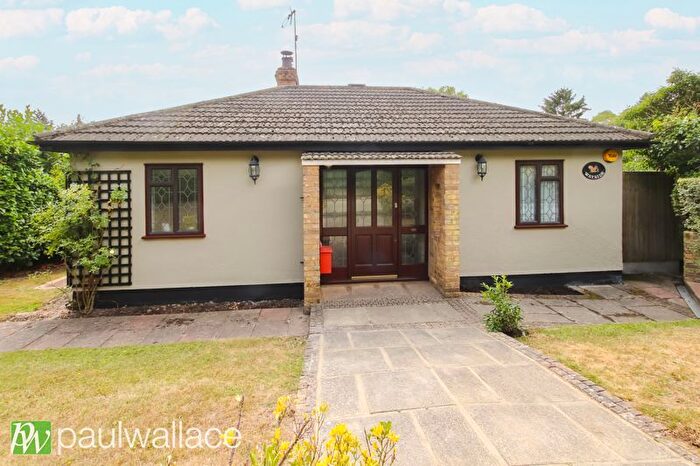 3 Bedroom Detached Bungalow For Sale In Hertford Road, Hoddesdon, EN11