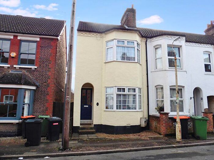 2 Bedroom End Of Terrace House For Sale In Waterlow Road, Dunstable, LU6