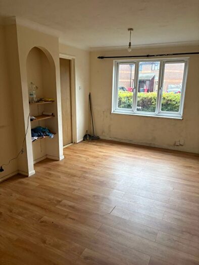 2 Bedroom Flat To Rent In Littlebrook Avenue, Slough, SL2
