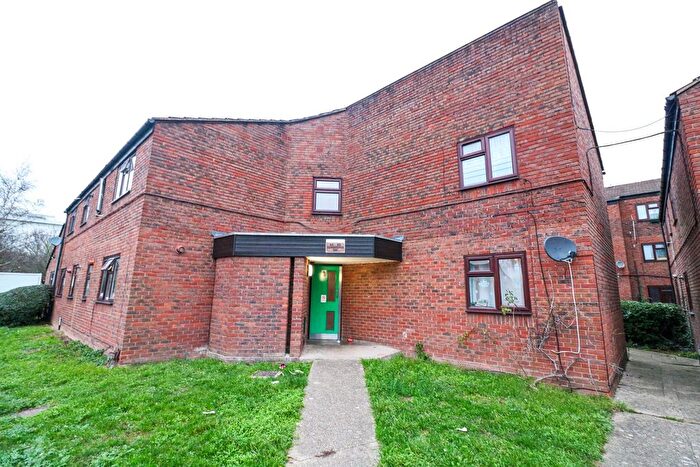 1 Bedroom Flat To Rent In Sandringham Way, Waltham Cross, EN8