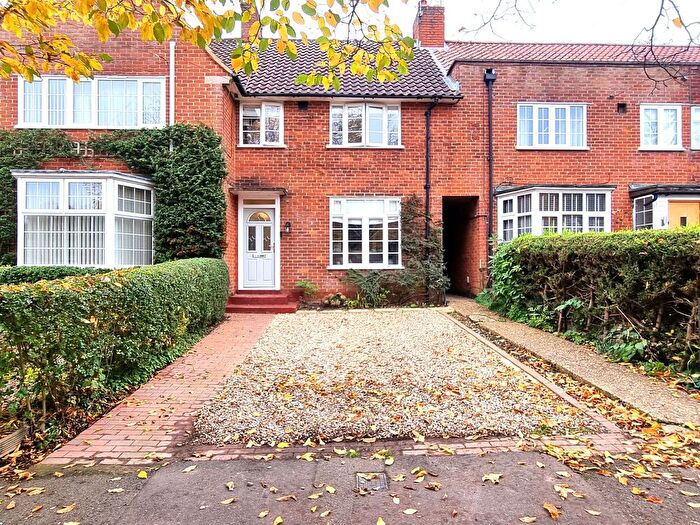 3 Bedroom Terraced House For Sale In Lemsford Lane, Welwyn Garden City, AL8