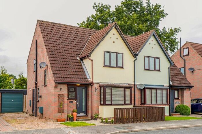 3 Bedroom Semi-Detached House For Sale In The Shrubberies, Selby, YO8