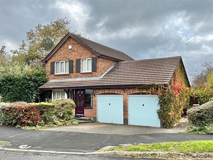 4 Bedroom Detached House For Sale In Hathersage Drive, Glossop, SK13