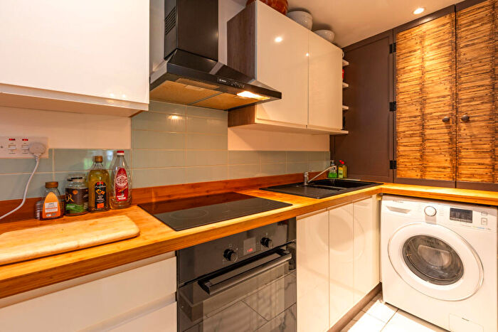 2 Bedroom Flat For Sale In Oakeshott Avenue, London, N6