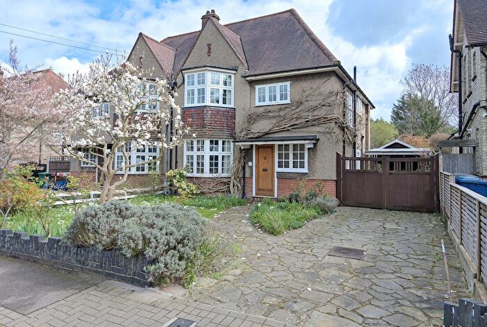 4 Bedroom Semi Detached House For Sale In Queens Road, Barnet, EN5