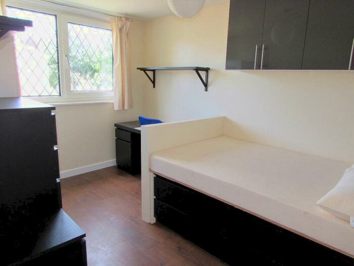 1 Bedroom Semi-Detached House To Rent In Bed Student Home - Somner Close, CT2