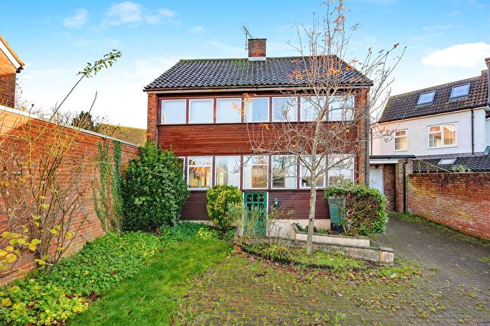 5 Bedroom Link Detached House For Sale In The Apple Orchard, Hemel Hempstead, HP2