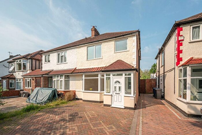 4 Bedroom Semi Detached House To Rent In Watford Way, Hendon, London, NW4