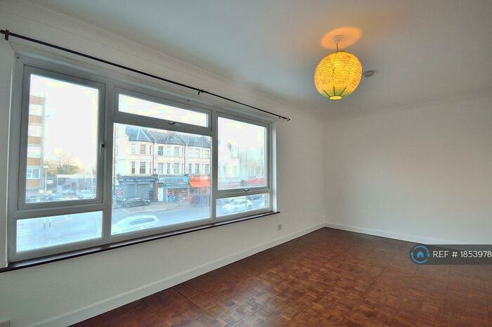 Studio To Rent In Highwood Court, London, N12