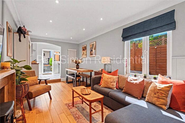 2 Bedroom Apartment For Sale In Pemberton Road, Harringay, London, N4