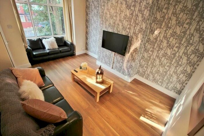 6 Bedroom Terraced House To Rent In Beechwood Mount, Leeds, LS4