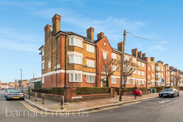 3 Bedroom Flat To Rent In Tooting Grove, London, SW17