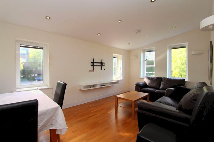 2 Bedroom Flat To Rent In Woodford Road, Watford, WD17