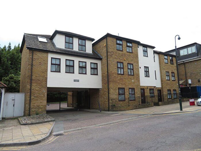 2 Bedroom Flat To Rent In Hastingwood Court, Queens Road, IG9