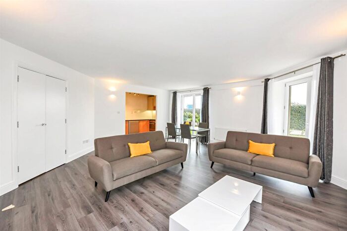 2 Bedroom Flat For Sale In Vanguard Buidling, Millennium Harbour, Westferry Road, E14