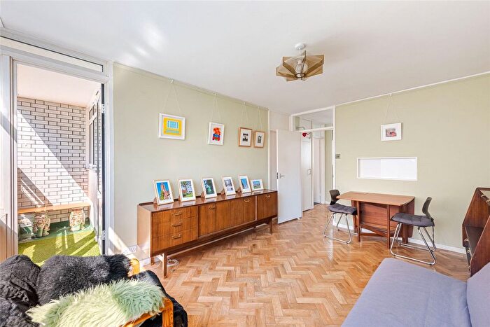 1 Bedroom Flat For Sale In Churchill Gardens, Pimlico, London, Uk, SW1V
