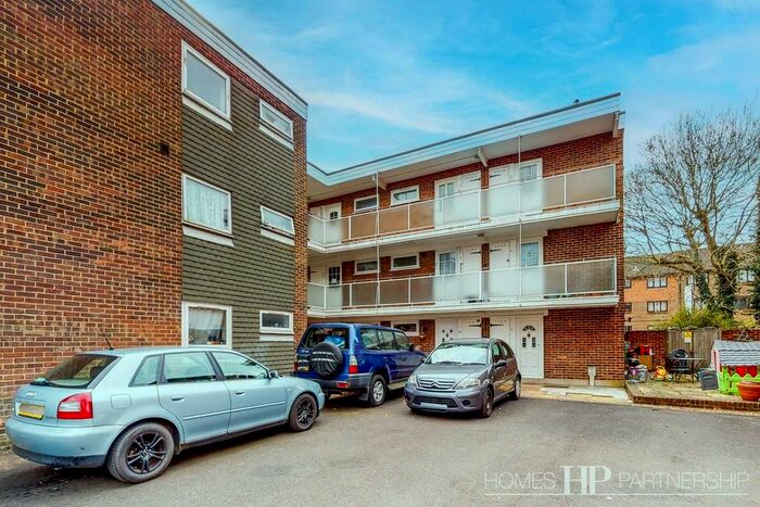 Studio To Rent In Barnfield Road, Northgate, RH10