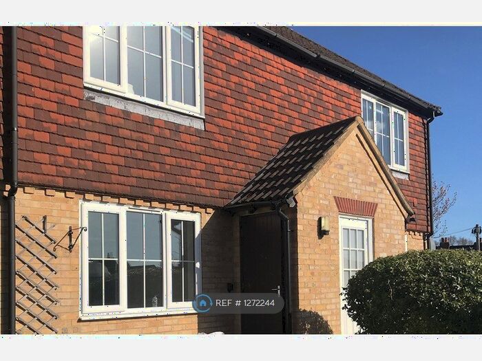 1 Bedroom Flat To Rent In Walnut Tree Gardens, Farnbombe, GU7