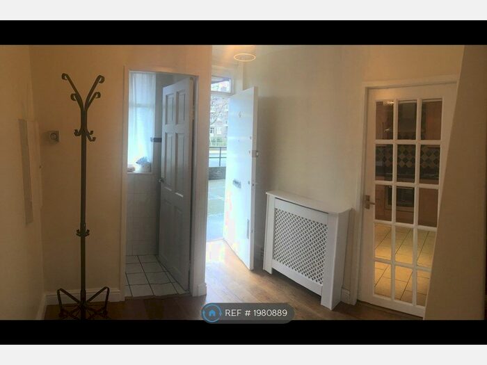 3 Bedroom Maisonette To Rent In Hector Court, Oval, London, SW9