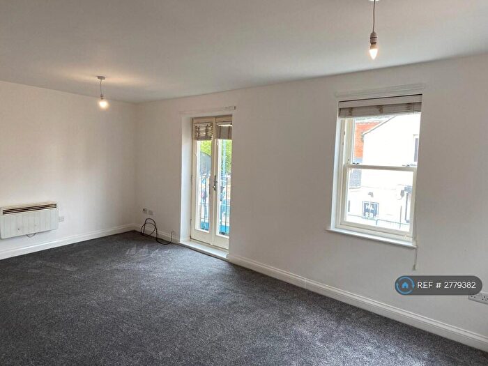 2 Bedroom Flat To Rent In Melbourne Street, Stalybridge, SK15