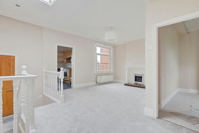 2 Bedroom Apartment For Sale In Station Road, Westcliff-on-sea, SS0