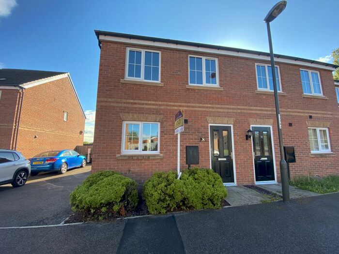 3 Bedroom Town House To Rent In Chestnut Drive, Hollingwood, S43