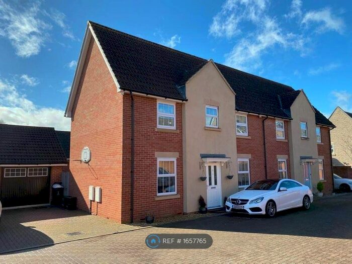 3 Bedroom Semi-Detached House To Rent In Hull Road, Swindon, SN2