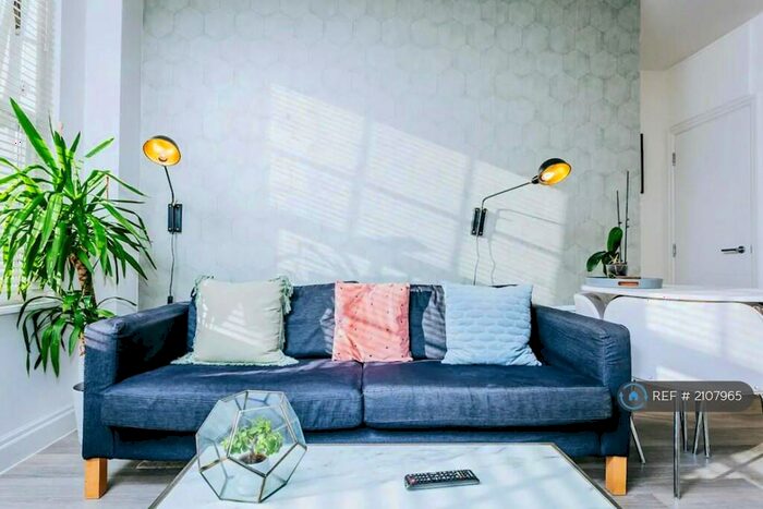 1 Bedroom Flat To Rent In Century Place, Bristol, BS2