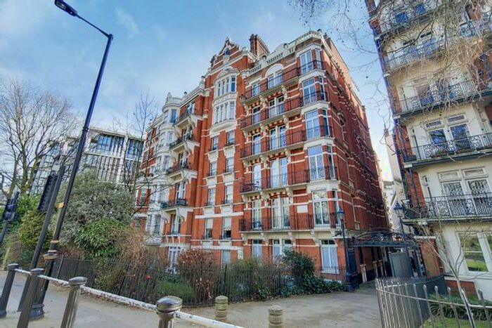 2 Bedroom Flat To Rent In Park Close, Knightsbridge, London, SW1X