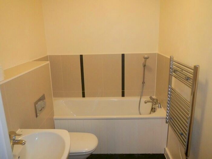2 Bedroom Apartment To Rent In Viridian Square, Aylesbury, HP21