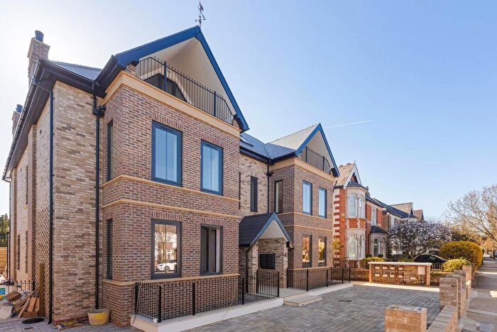 3 Bedroom Flat To Rent In Creswick Road, Acton, W3