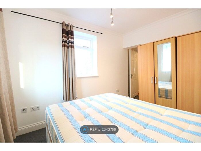 1 Bedroom Flat To Rent In Mill Hill Road, London, W3