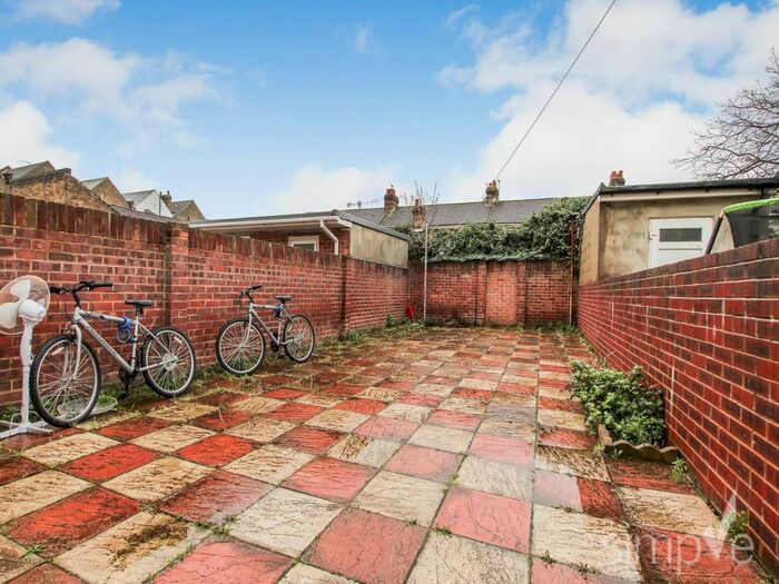 2 Bedroom Flat To Rent In Abbotts Road, Southall, Middlesex, UB1