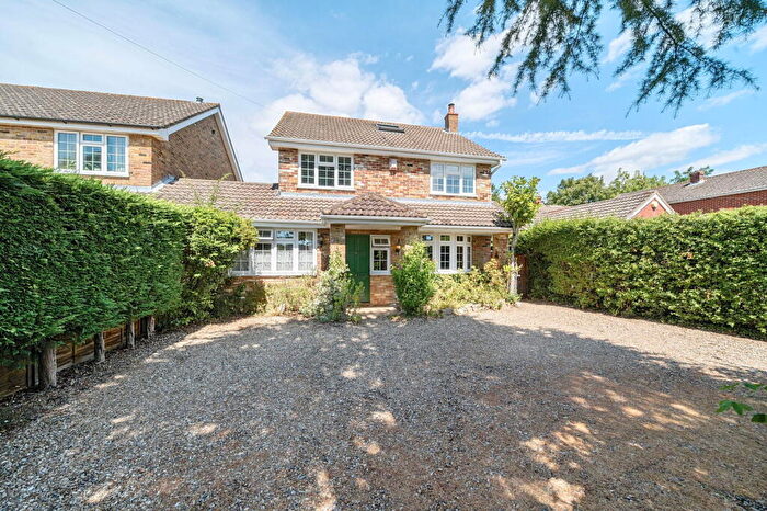4 Bedroom Link Detached House For Sale In Burney Bit, Pamber Heath, RG26
