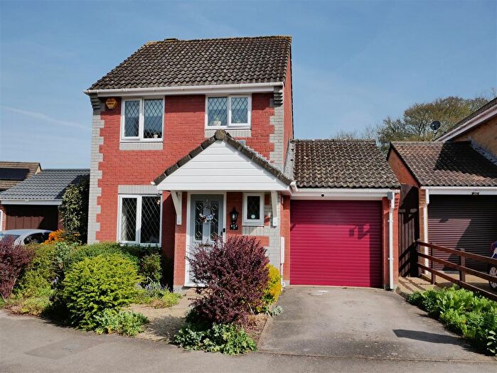 3 Bedroom Detached House For Sale In Maple Close, Calne, SN11