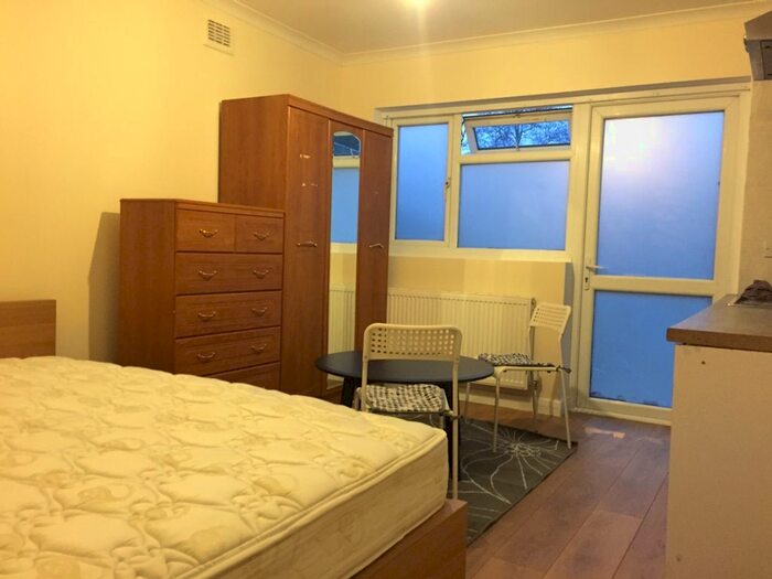 Studio To Rent In Ulster Gardens, Palmers Green, N13