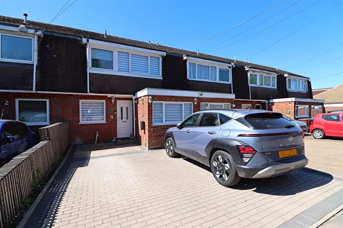 3 Bedroom Terraced House For Sale In Chiltern Avenue, Bushey, WD23